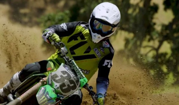 Друг модел от тази първокласна японска марка, Shoei VFX EVO, е предназначен за офроуд ентусиасти и мотокрос. Има отлични качества на въздушния поток и усъвършенствана аеродинамика. Отличава се със силно изваяния си профил, изпъкнал връх и предпазител за брадичката, което го отличава от каските за туризъм и спортни мотоциклети.

VFX EVO е проектиран с мисъл за вентилацията, тъй като моторните спортове могат да бъдат много взискателни и умората може да настъпи бързо. Той има множество предни вентилационни отвори и задни портове, за да поддържа постоянен въздушен поток около главата, без да жертва неговата здравина. Конструкцията му с много черупки включва системата за разпределение на енергията на движение на Shoei, която намалява силата на ударите върху главата.

Друга функция за безопасност на VFX EVO е аварийната система за бързо освобождаване, която е включена в много каски Shoei. В случай на злополука, спешното лице може да издърпа два езичета, за да премахне подложките на бузите. Това означава, че те могат лесно да свалят каската, без да упражняват прекалено много сила върху врата, преди да се погрижат за водача, което го прави добър избор за офроуд.

Също така се предлага в много плътни цветове с три стилни графики, за да се гарантира, че потребителят се откроява, когато го използва в състезание.

